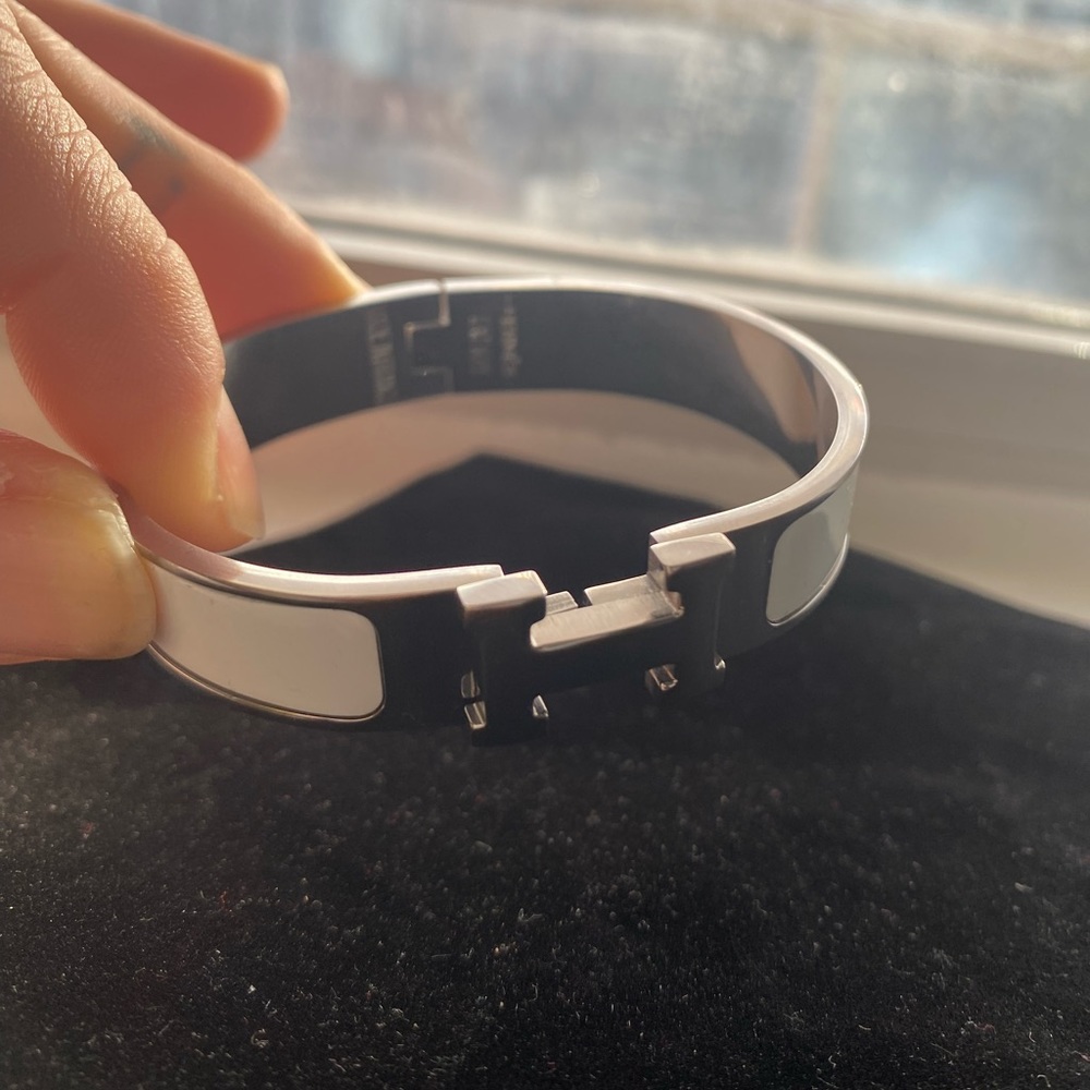 Hermes White Bracelet with Sleek Design and Metal Clasp